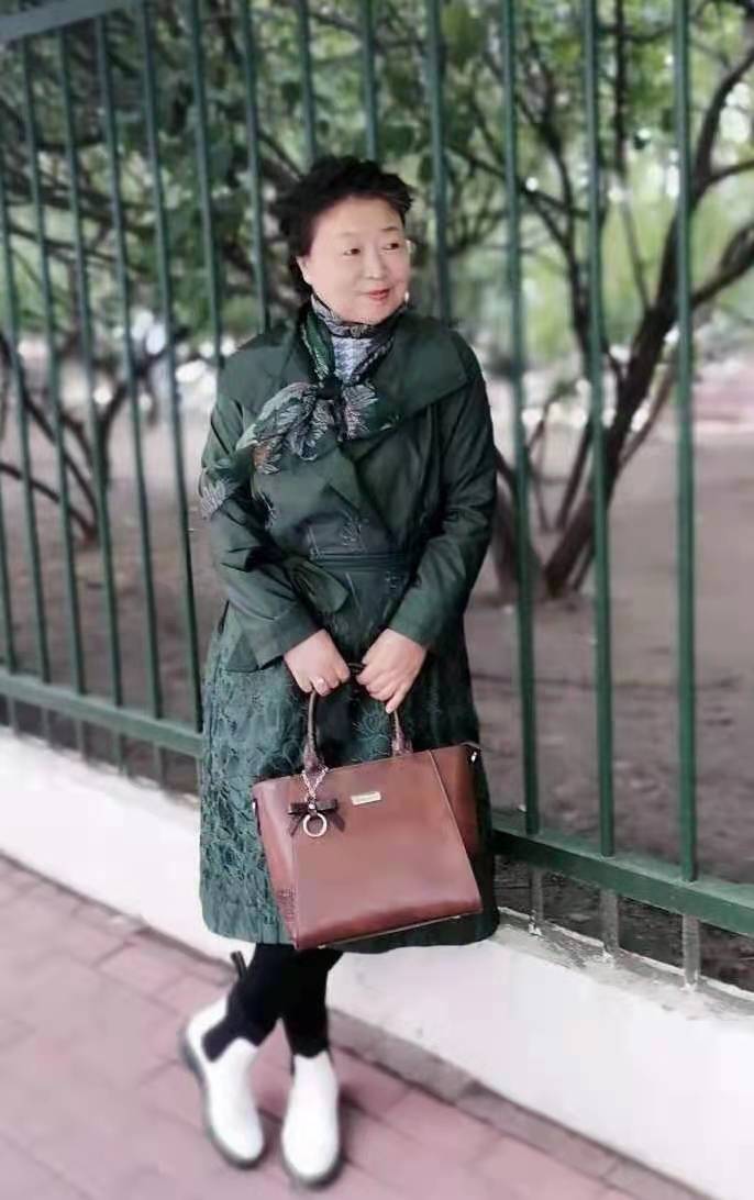 画家书法家刘洪艳个人艺术简介,刘洪艳画家简介,刘洪艳作品价格,刘洪艳个人简介,刘洪艳艺术作品,书法家刘洪艳简介,画家刘洪艳简介