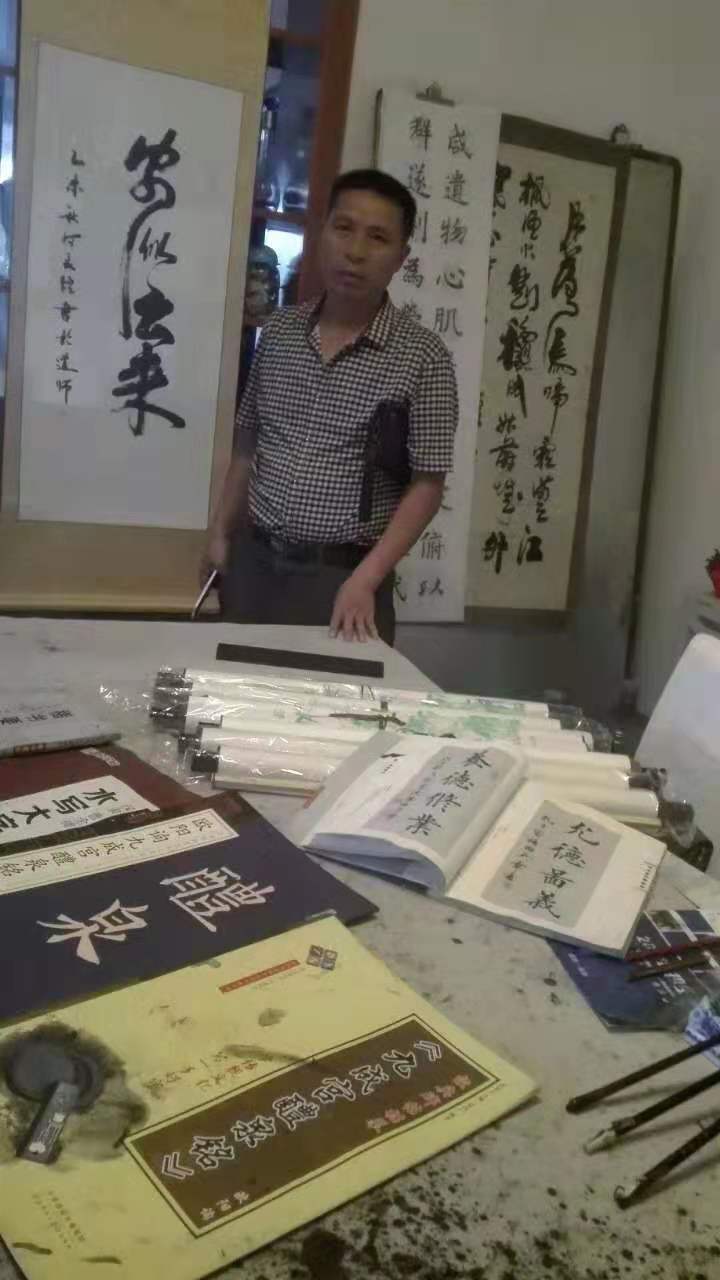 画家书法家何良煌个人艺术简介,何良煌画家简介,何良煌作品价格,何良煌个人简介,何良煌艺术作品,书法家何良煌简介,画家何良煌简介