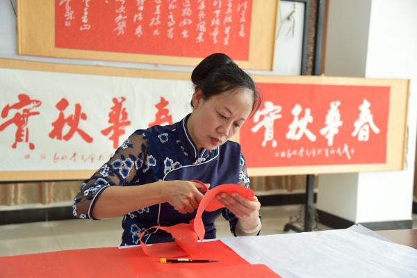 画家书法家张奕清个人艺术简介,张奕清画家简介,张奕清作品价格,张奕清个人简介,张奕清艺术作品,书法家张奕清简介,画家张奕清简介