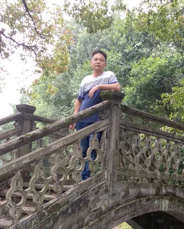 画家书法家左向奇个人艺术简介,左向奇画家简介,左向奇作品价格,左向奇个人简介,左向奇艺术作品,书法家左向奇简介,画家左向奇简介