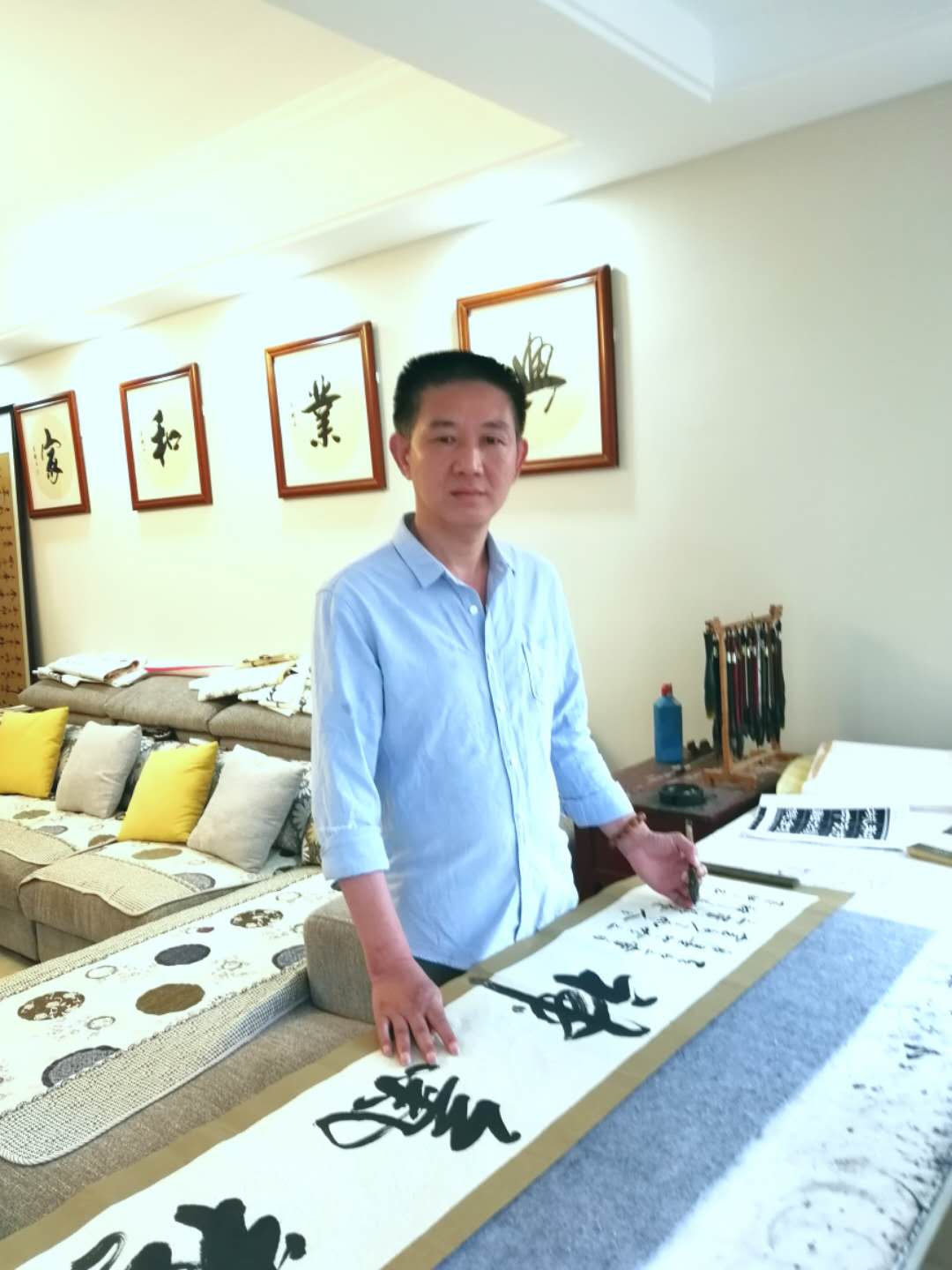 画家书法家谈拥军个人艺术简介,谈拥军画家简介,谈拥军作品价格,谈拥军个人简介,谈拥军艺术作品,书法家谈拥军简介,画家谈拥军简介