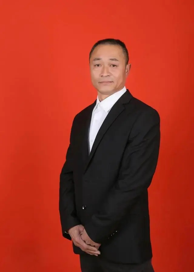 画家书法家张忠府个人艺术简介,张忠府画家简介,张忠府作品价格,张忠府个人简介,张忠府艺术作品,书法家张忠府简介,画家张忠府简介