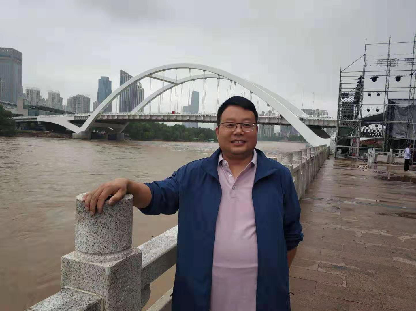 画家书法家杜輝个人艺术简介,杜輝画家简介,杜輝作品价格,杜輝个人简介,杜輝艺术作品,书法家杜輝简介,画家杜輝简介